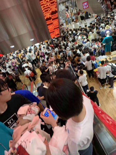 小心！你挡了黄牛冲向优衣库的路