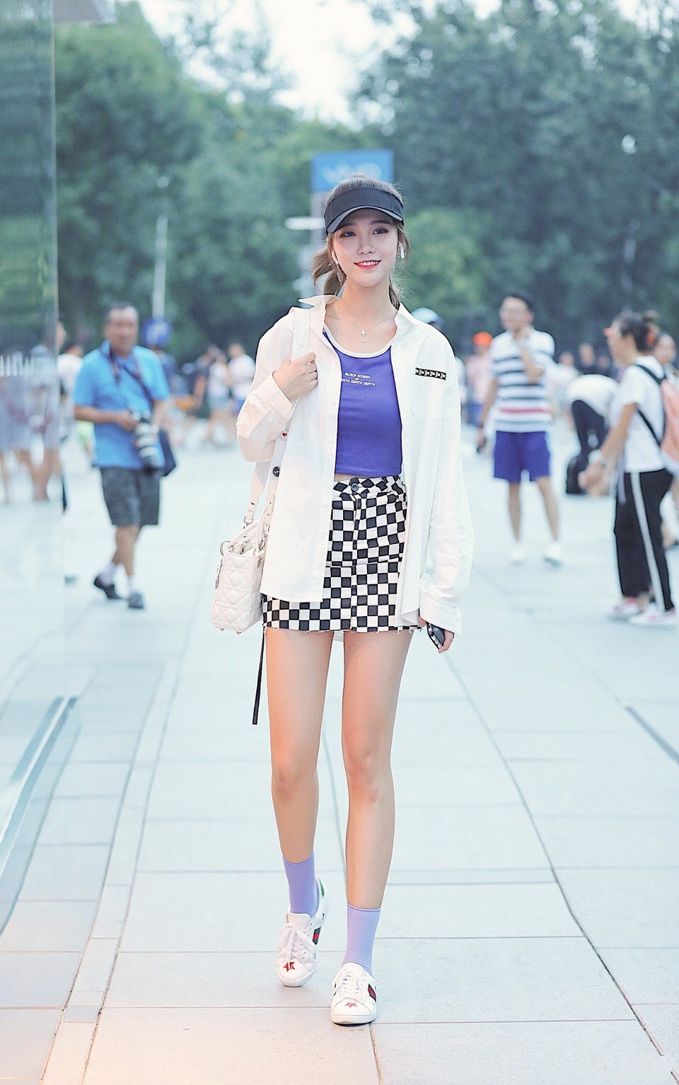 怀念当“足球宝贝”的日子，逛街还穿“工作服”，够敬业！