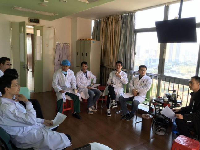 八旬医生抢救老人,老人甲状腺肿大要怎么治疗