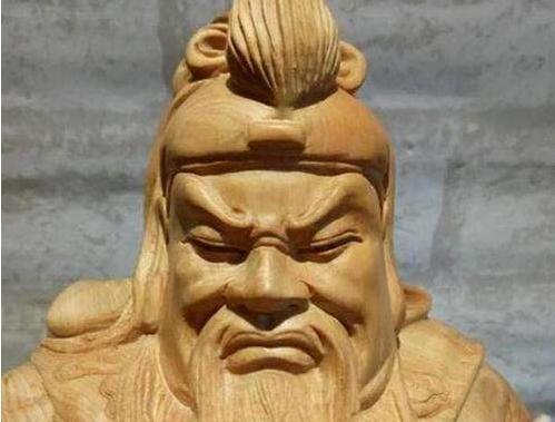 现在关羽的雕像是按照谁雕刻的,为什么关羽的雕塑都是闭着眼睛的