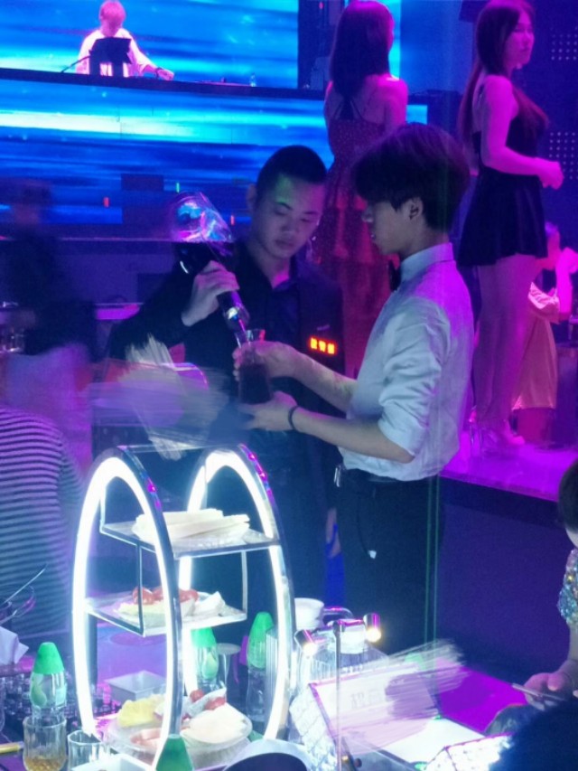 酒吧服务员小费给多少,服务员如何在酒吧拿小费