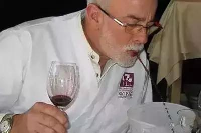 红酒高脚杯正确姿势,如何喝红酒才是正确的