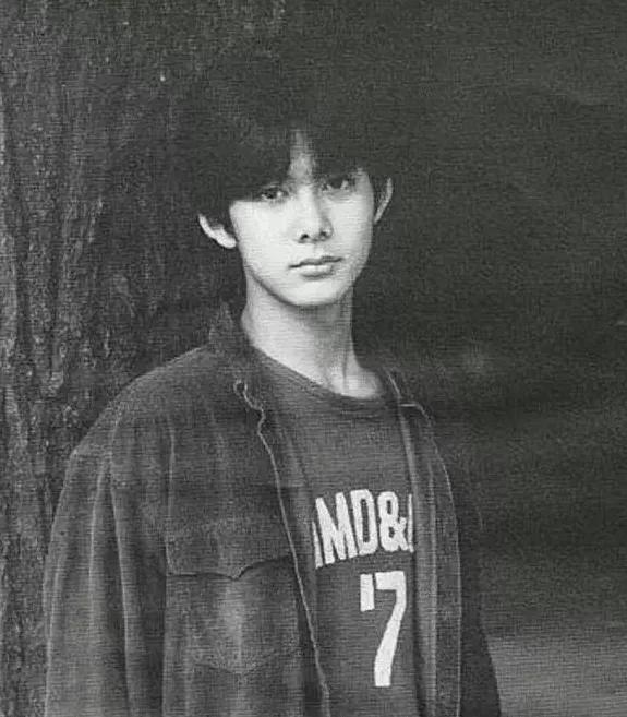 他是世纪末美少年，她帅到掰弯无数小姐姐，相恋10年不婚