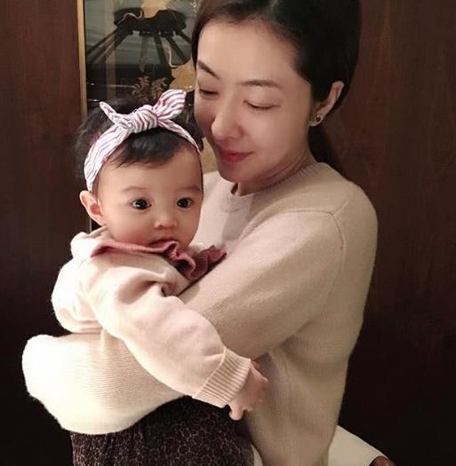 有一种偏心叫俩女儿,熊黛林双胞胎女儿颜值差距大