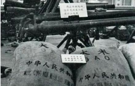 1976毛主席逝世后,世界百国举行吊唁,埃塞举行10万人*行游**