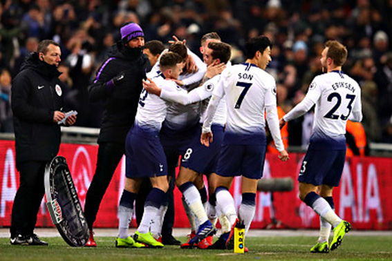 孙兴慜加盟热刺首次亮相颠球,韩国队孙兴慜与小球童握手