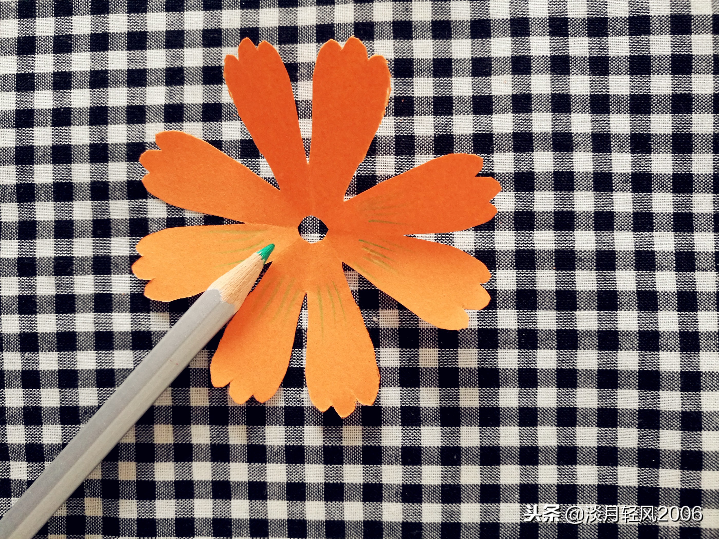 非常小的卡纸一束花手工制作,一枝花一张硬卡纸包装教程