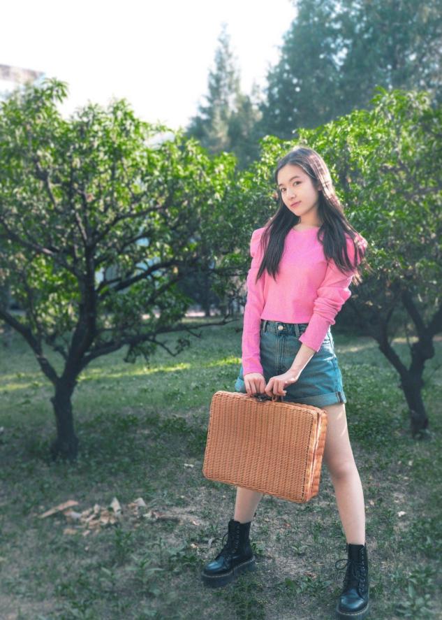 肉肉女孩竖条纹裤子显瘦,下半身有肉的女人穿搭