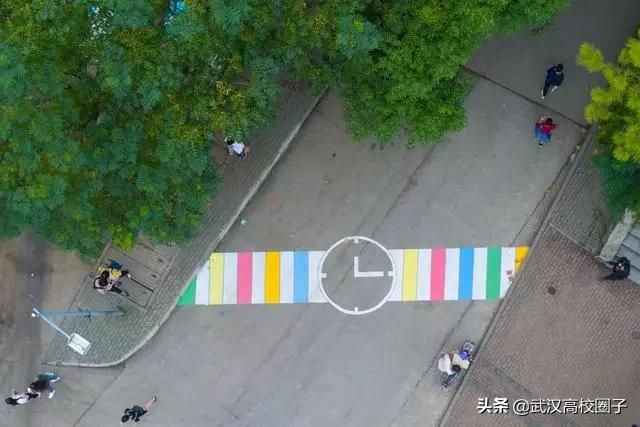 全武汉只有这所大学校门上跑火车，以前嫌弃现在却又舍不得