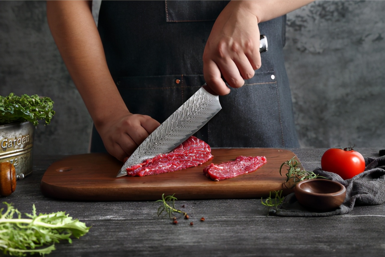 一套好的迏牌大马士革刀，每把厨刀都经历了千锤百炼才来到你面前