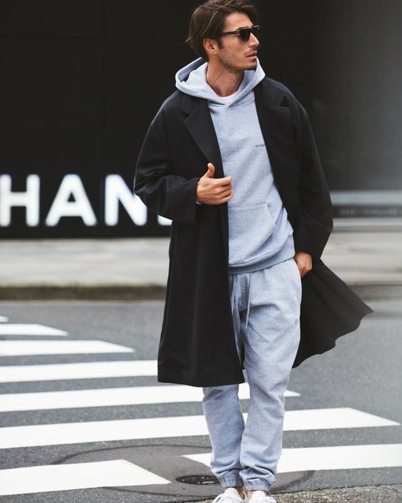 咖色大衣搭配什么颜色连帽卫衣,黑色风衣内搭带帽卫衣搭配