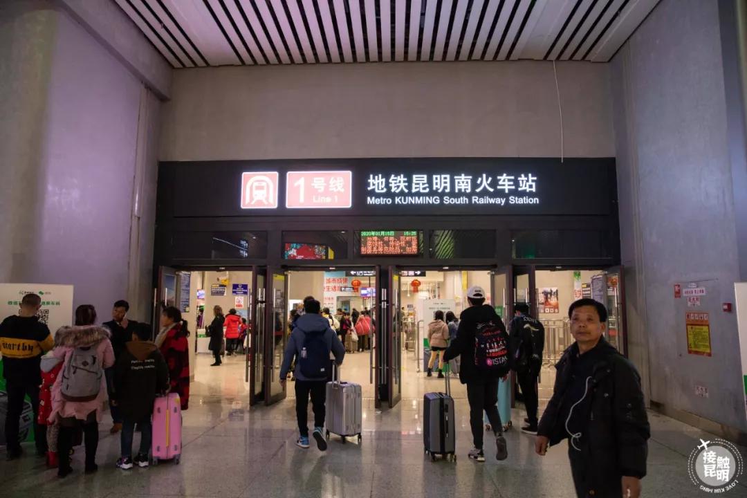 直击春运首日各地出行现场,春运首日直击带上祝福温暖回家