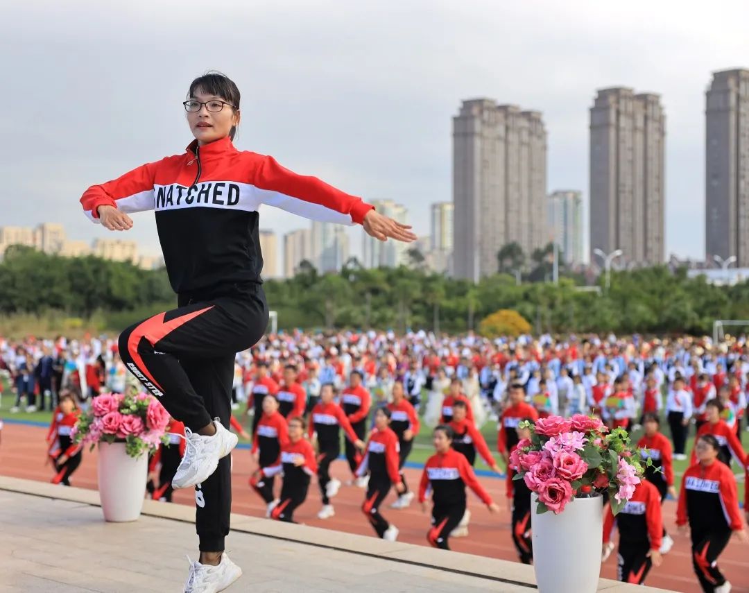 小学秋季田径运动会报道,运动少年展英姿