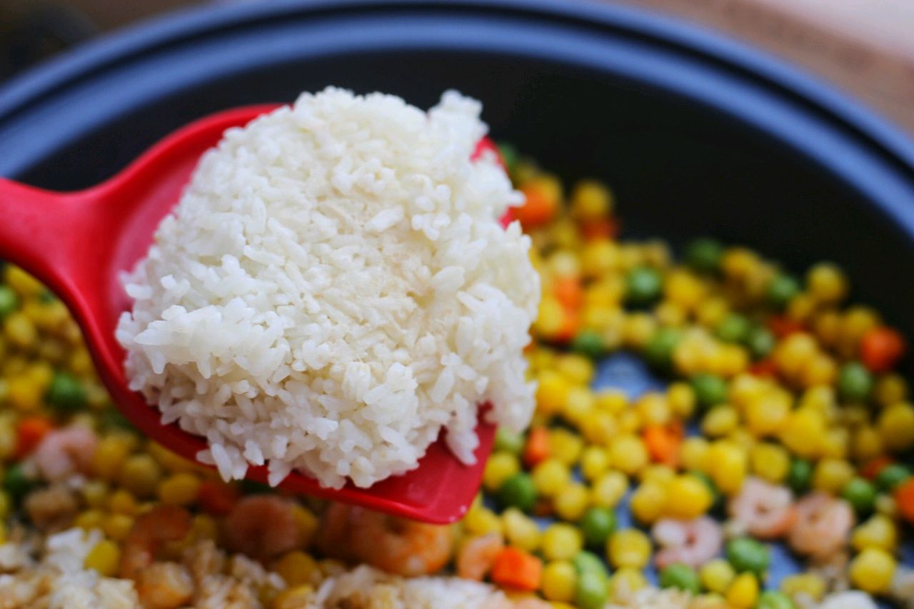 椰香虾仁炒饭教学视频,泰式椰子虾仁炒饭