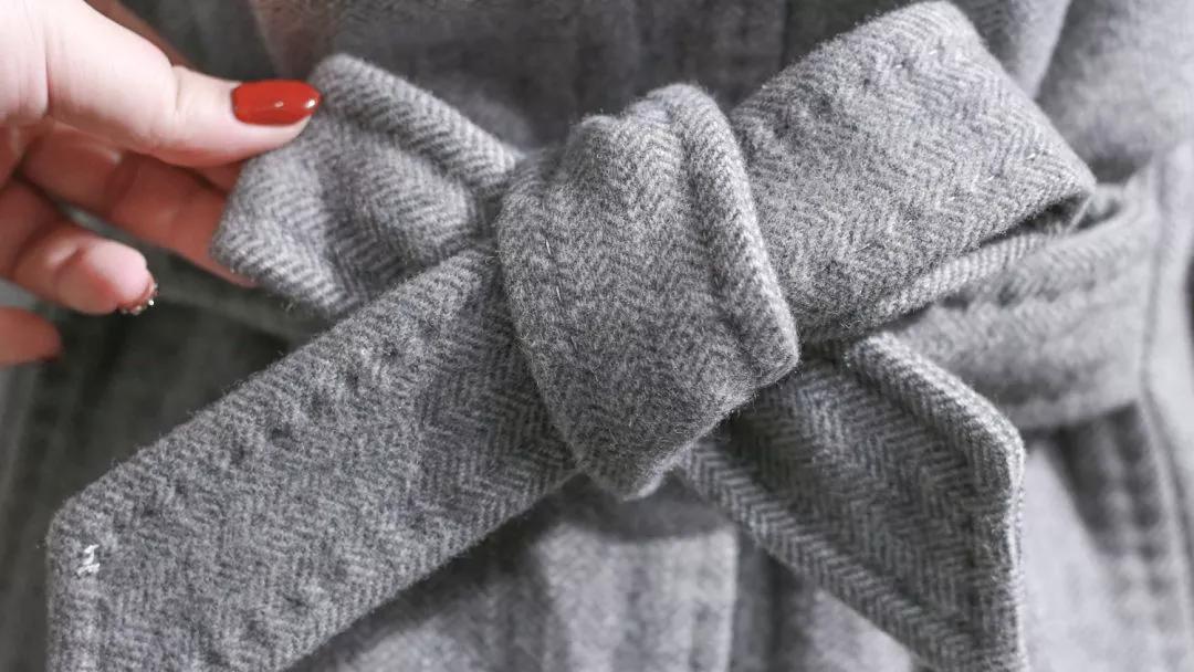 风衣后面的腰带怎么系,带扣风衣腰带后面系法