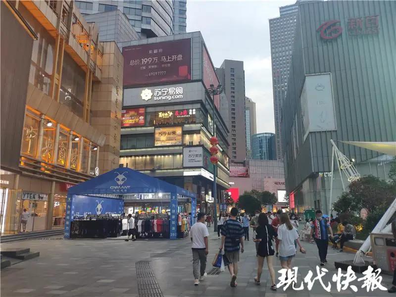 南京小吃夜市一个摊位多少钱,南京夜市摆摊一条街