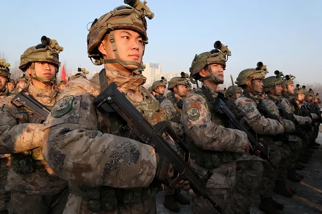 民兵换装21式迷彩和现役的一样吗,解放军新迷彩作战服图片