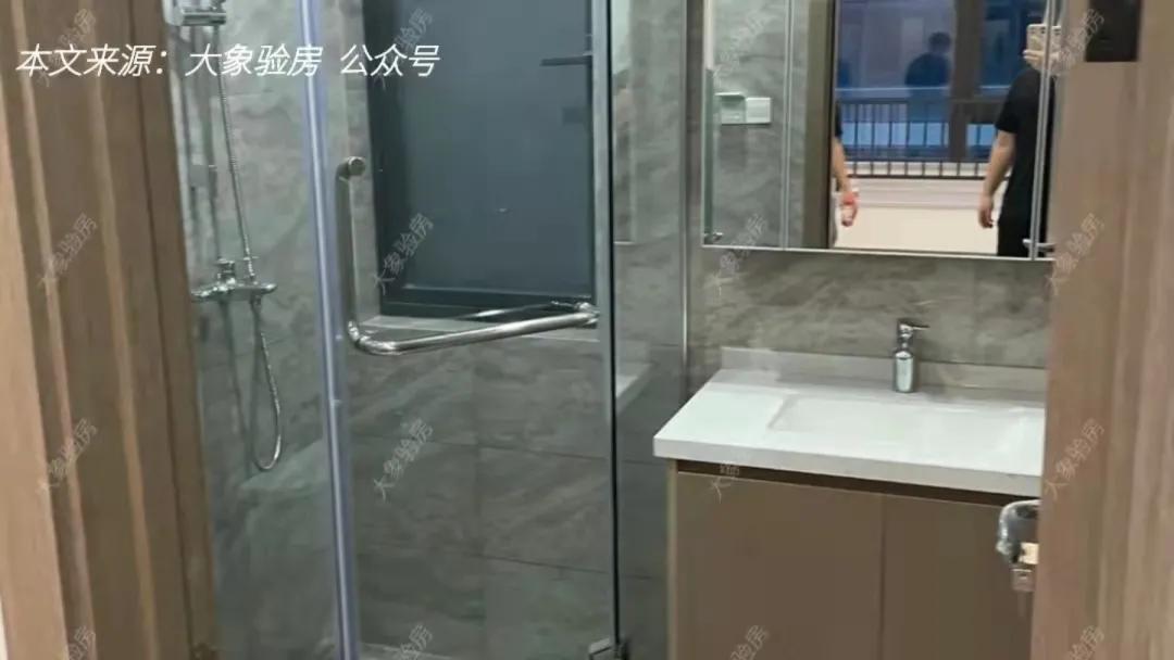 收房发现墙顶维修痕迹,精装房交房时踢脚线乳胶漆脱落