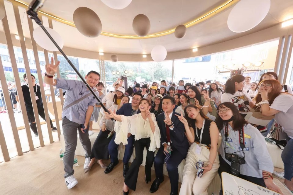 万茜代言怡丽丝尔现场,万茜怡丽丝尔片场视频