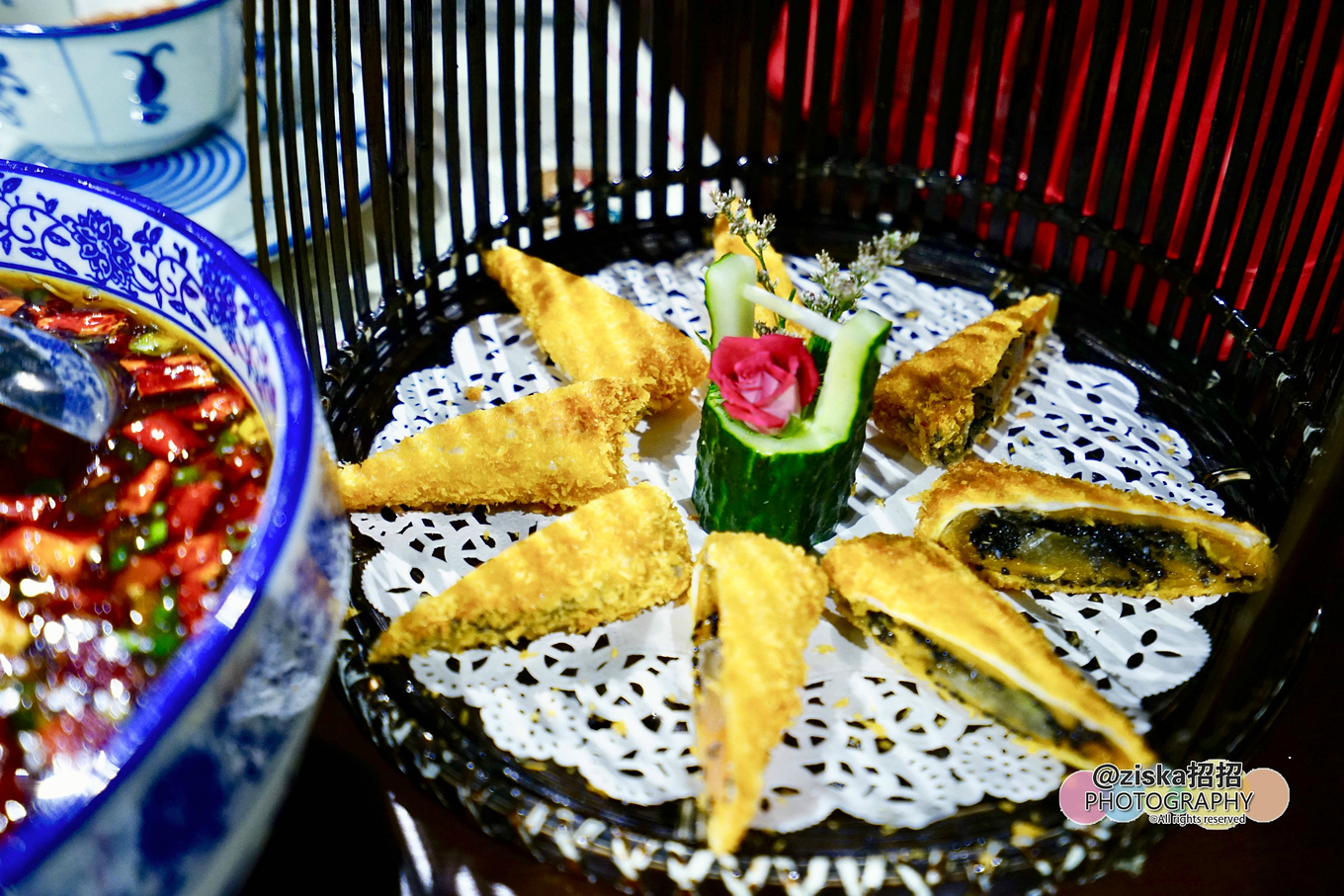 小伙探索神秘洞穴视频,小伙独自探索深山神秘古墓