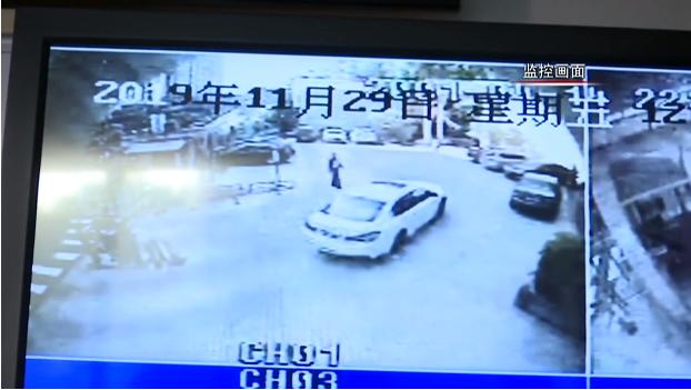 收费停车场车子被高空坠物砸坏,车停在小区被高空坠物砸了