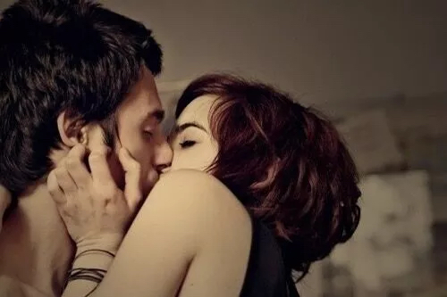 如何跟女生接吻会让她把持不住？（男生必看）