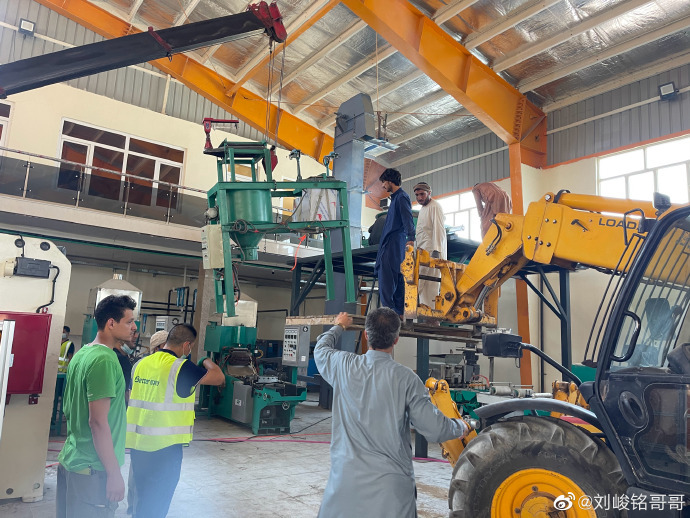 阿富汗ICU住进中国商人：陪护穿防弹衣擦AK，10块雇一个保镖