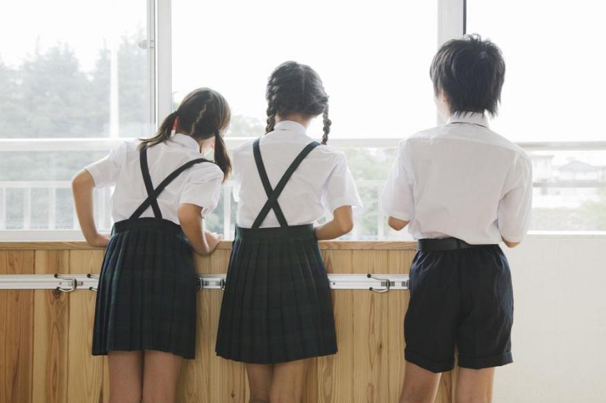 孩子在学校喜欢女同学怎么办,如果孩子喜欢同桌的女孩该怎么办