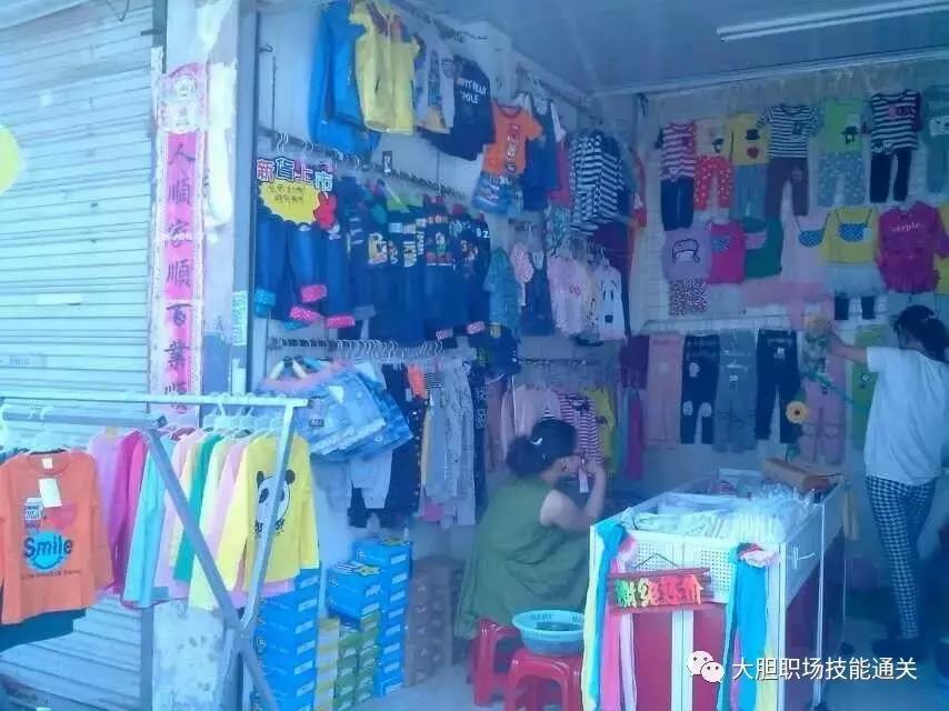 一家菜市场的精品童装店,一家开在农贸市场里的童装店