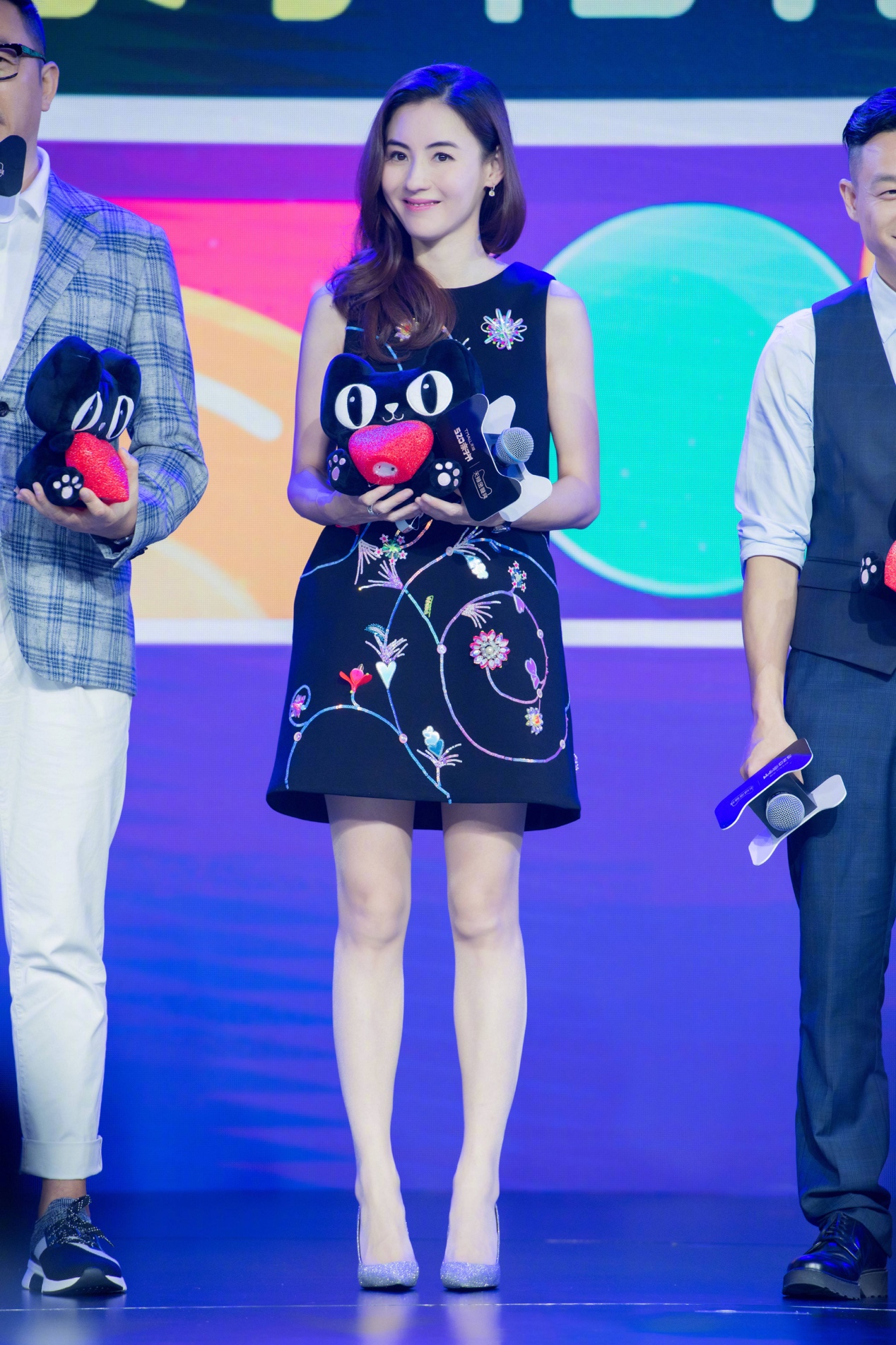 张柏芝穿白色装图片,张柏芝穿着打扮还是比较普通的