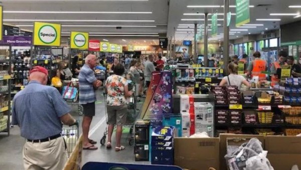 澳洲购物中心出现“人挤人”的局面，人们完全无视社交安全距离