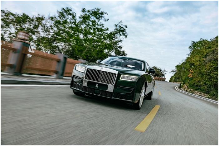 试驾劳斯莱斯古思特新款,新款劳斯莱斯古思特沉浸式体验