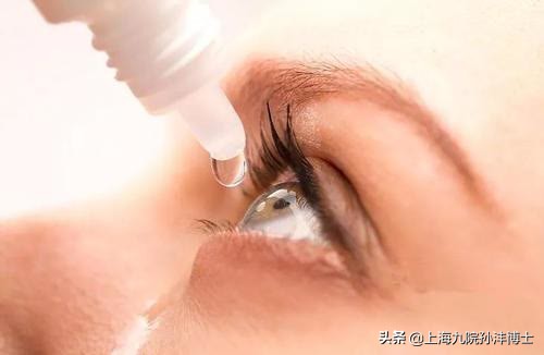刚做完双眼皮闭眼总翻白眼正常吗,割了双眼皮为啥眼睛老流泪