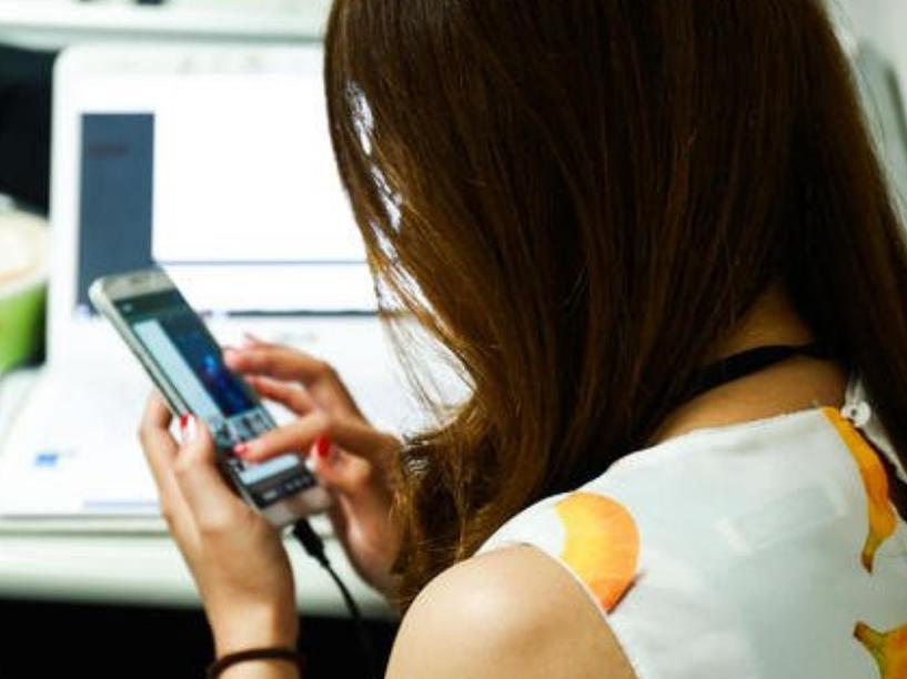 手机充电慢卡还闪退怎么修复,手机卡顿反应慢总是闪退怎么解决