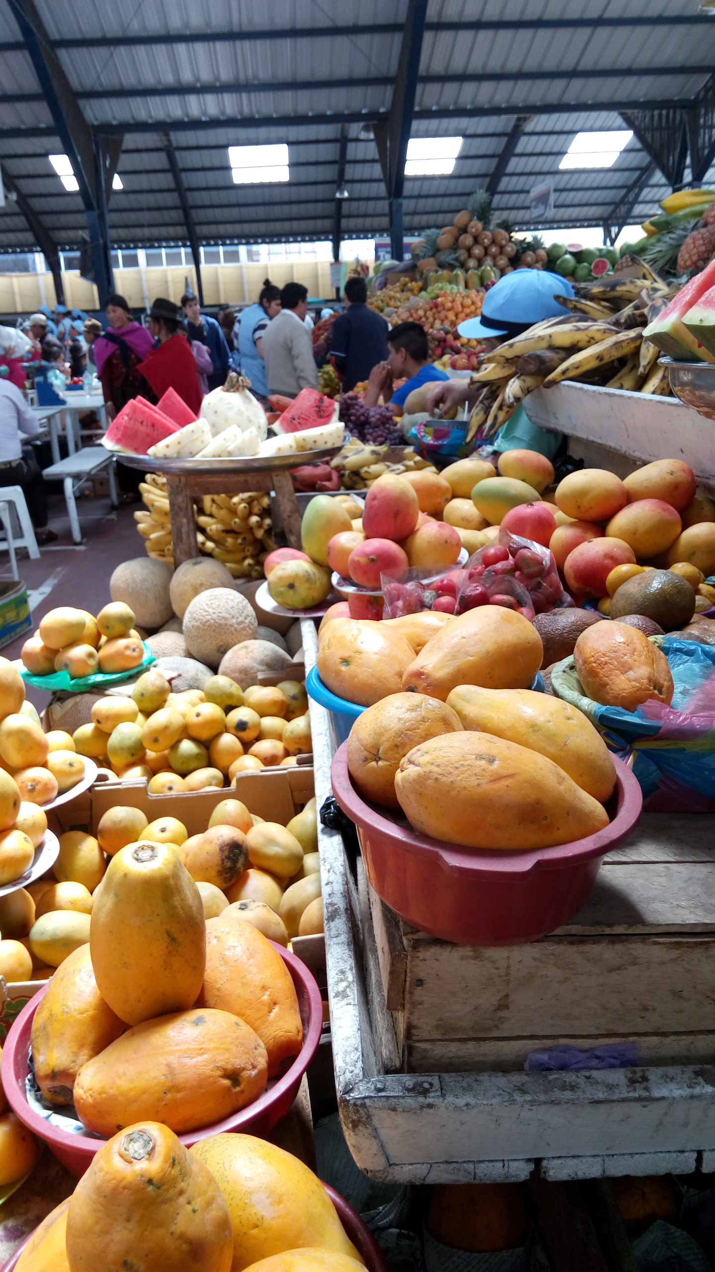 那年我在南美洲厄瓜多尔逛农贸市场，看到蔬果是按只按堆按袋计价