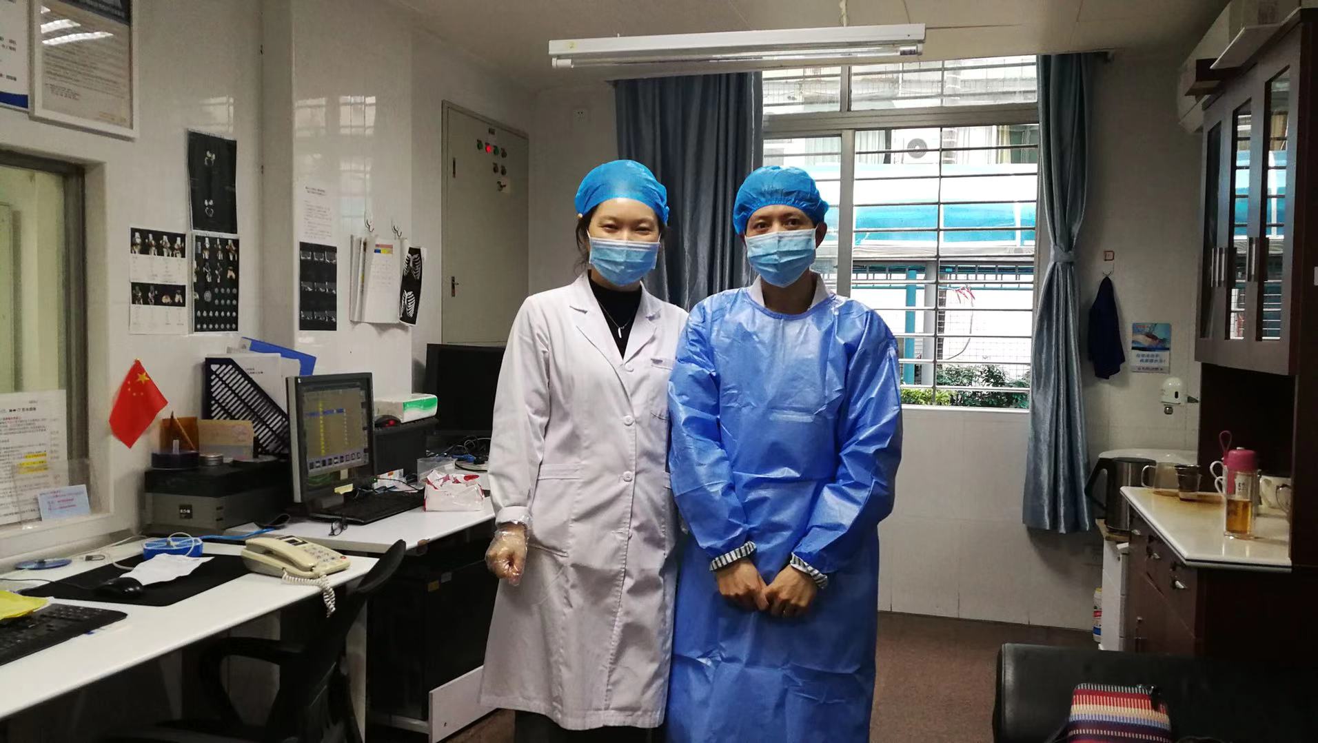 疫情防控期间党旗飘扬,抗击疫情党旗飘飘党徽闪亮