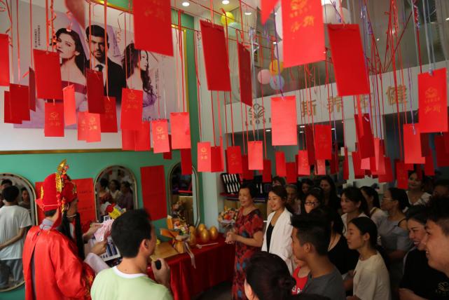 跨行而来,一年连开2家养发馆,她在百莲凯收获美丽财富人生