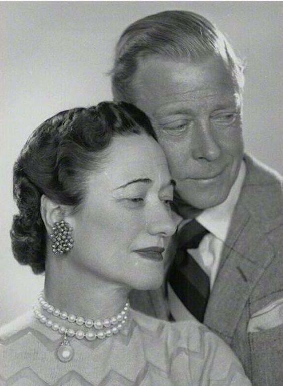 辛普森夫人最后回到王室了么,辛普森两任妻子