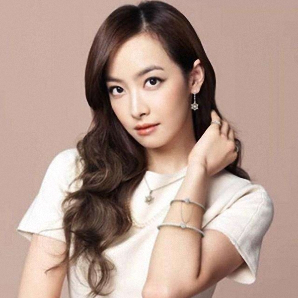 鹿晗捐赠足球场的全部地方,鹿晗给曼联捐赠足球场得多少钱