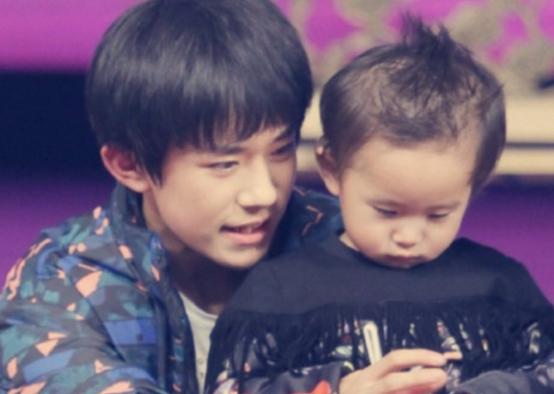 易烊千玺弟弟易烊昱华走秀,易烊千玺弟弟走秀