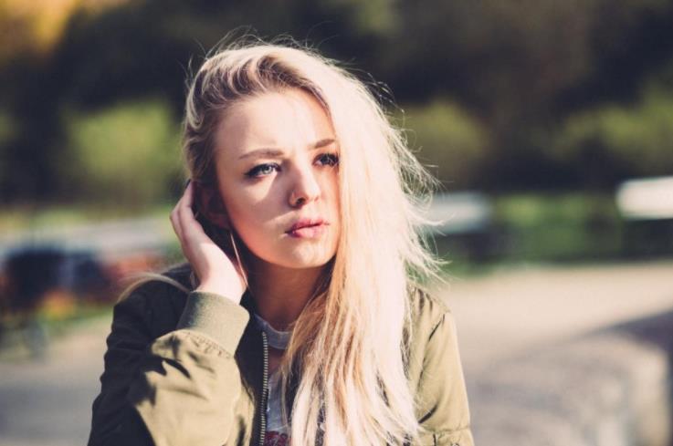 自卑不会说话的人真的能有出息吗,如果你是一个不善于交际的人