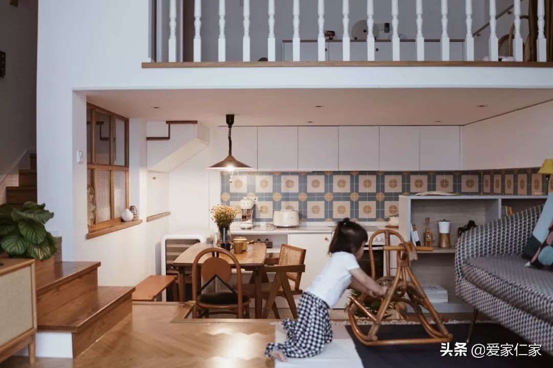 她买下32㎡上海老旧学区房，为女儿打造小桃园，还有超舒适大庭院