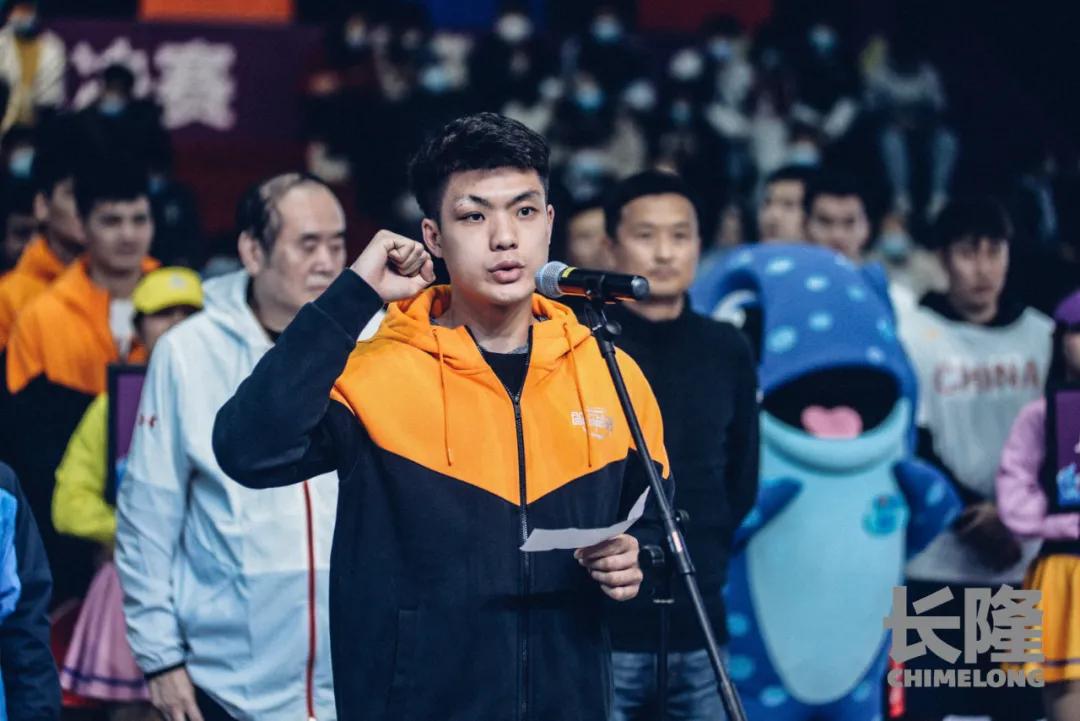 眼角干到爆皮,眼角被砸越来越紫