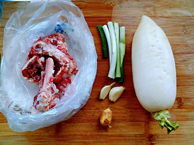 牛骨汤里可以放山药和萝卜吗,牛骨汤可以放当归和萝卜一起吗