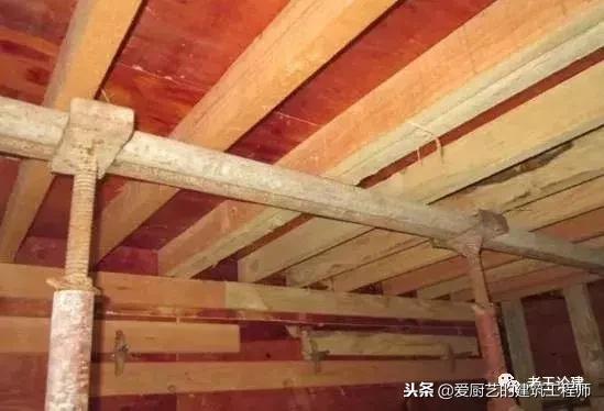 把控混凝土强度,浇混凝土板面平整的方法