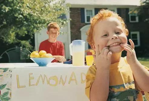 为什么牙齿内部会掉出来一小块,牙齿脱落跟缺钙有关吗