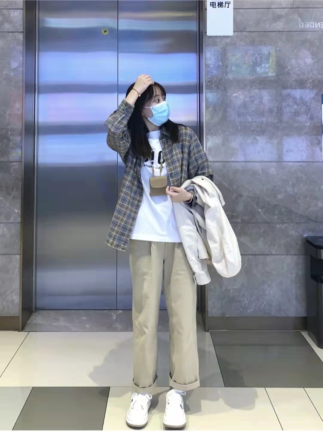 卡其色裤子配什么上衣有高级感男,黑色上衣配卡其色裤子好看吗男生