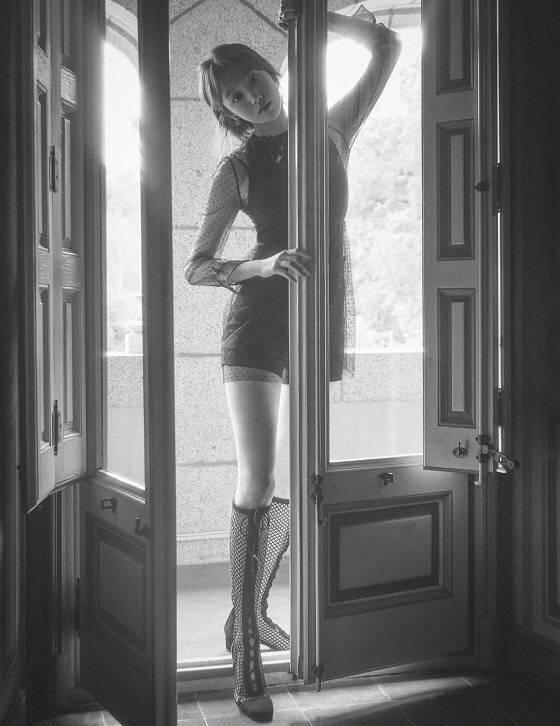 李圣经粉色衣服走秀,李圣经走秀照片