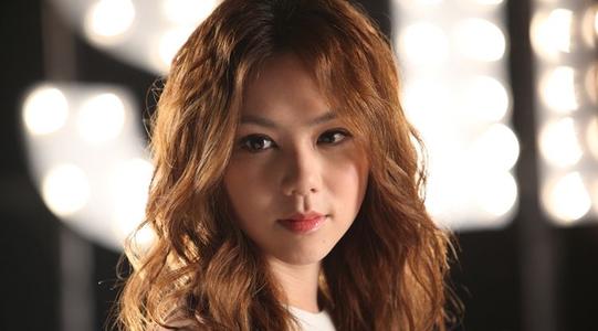 2015年邓紫棋登福布斯,4年后失去名字使用权,51000条恶评多可怕