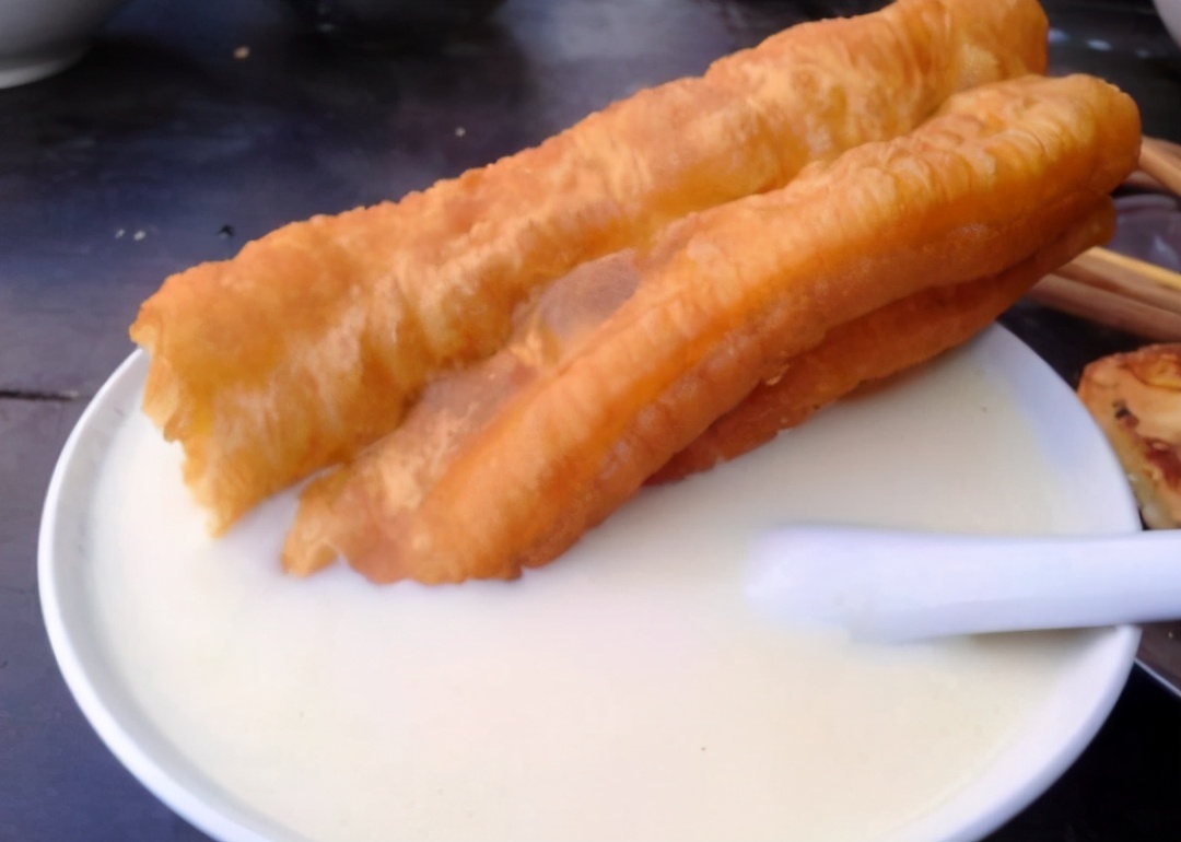如何用泡打粉炸油条又脆又蓬松,炸油条的新方法不用酵母和泡打粉